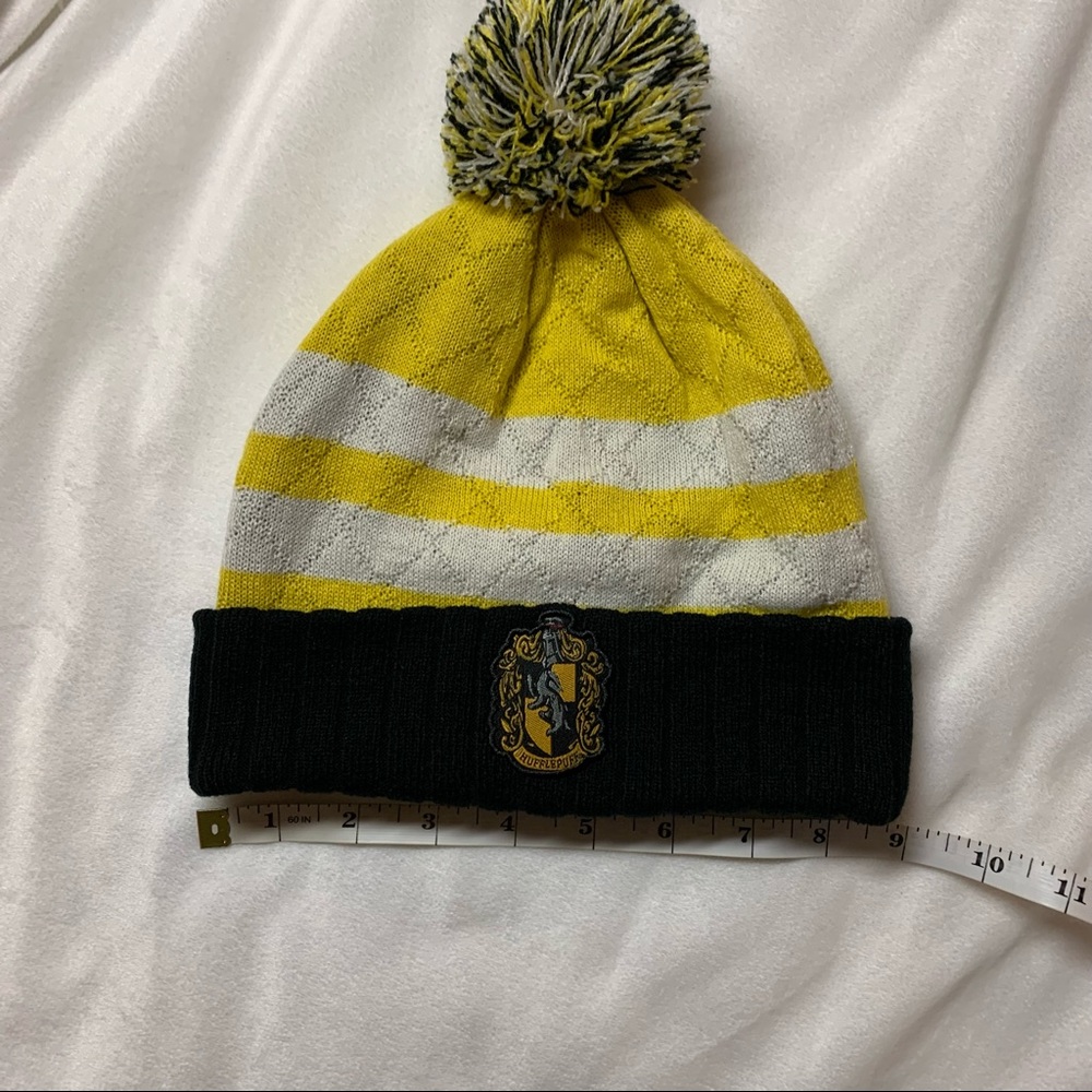 Hufflepuff Harry Potter Toque with Pompom Warner Bros - Picture 8 of 9